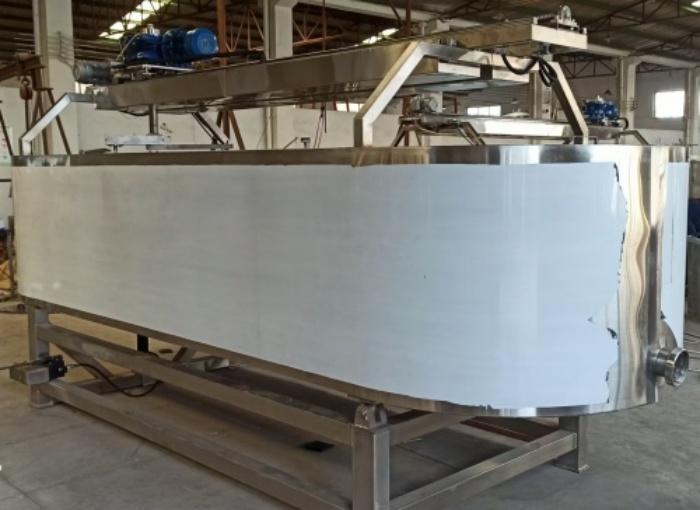 公司新增奶酪制作設(shè)備—不銹鋼奶酪槽、奶油摔打機(jī)